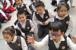 小孩姐把红领巾当衣服穿,小孩姐的时尚新选择