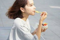 好看的图片女生小清新,清新甜美,展现青春魅力”